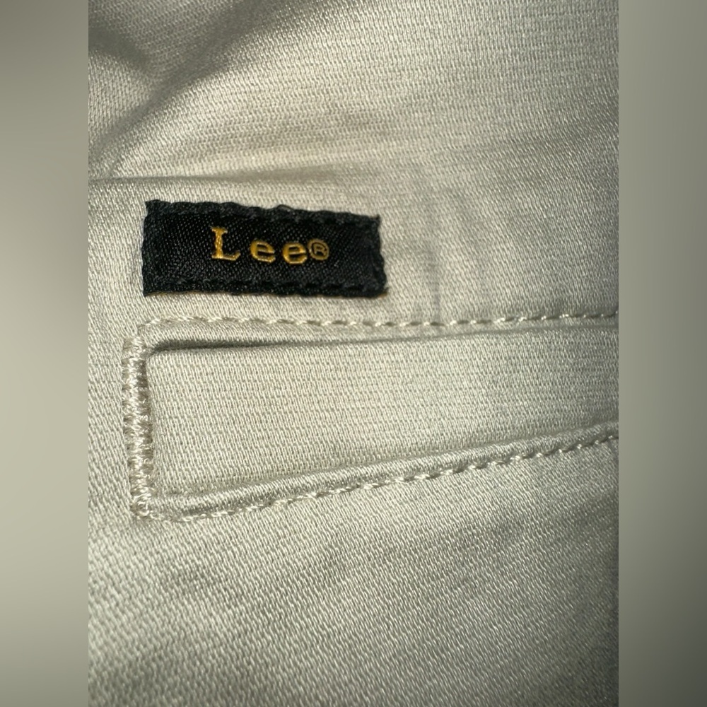 NWT Men's Lee® Extreme Motion Flat Front Shorts. SIZE 40 - Picture 3 of 6